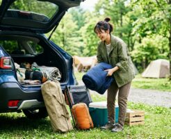 キャンプ道具を車に積み込む準備をしている様子
