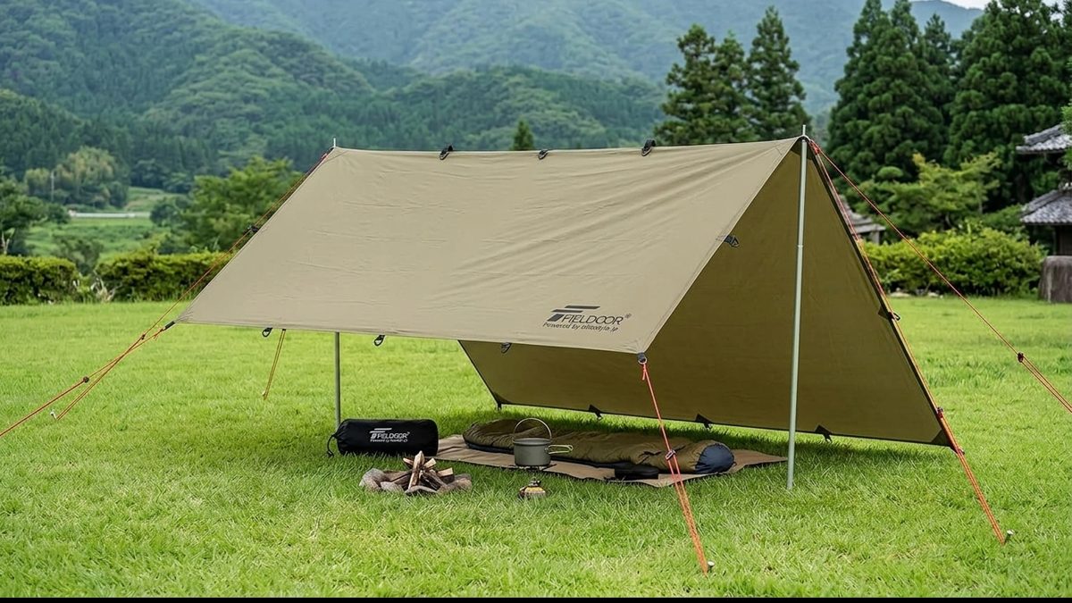 ソロスタイルで低く張られたFIELDOOR スクエアタープ