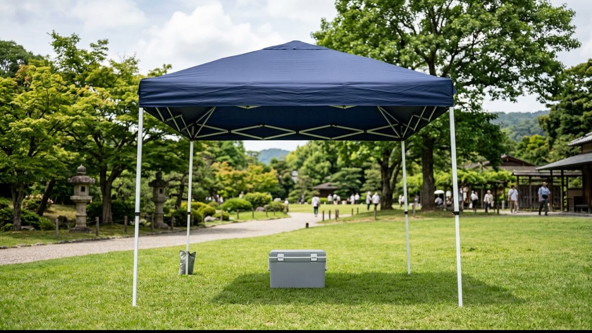 公園に設営されたワンタッチタープ