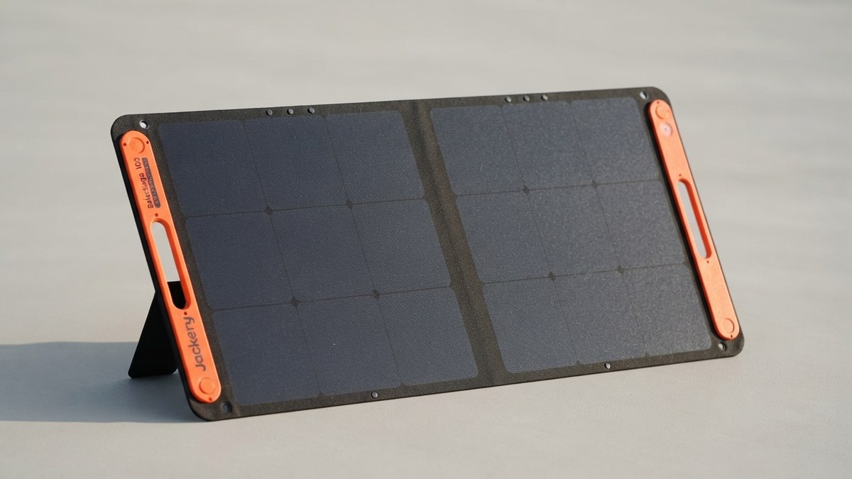 ソーラーパネル充電の代表例: Jackery SolarSaga 100