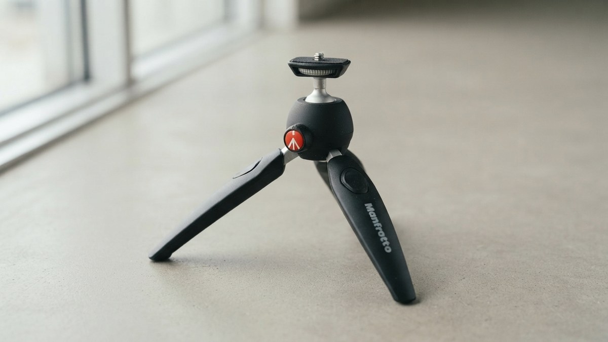 ミニ三脚の代表例: Manfrotto PIXI ミニ三脚